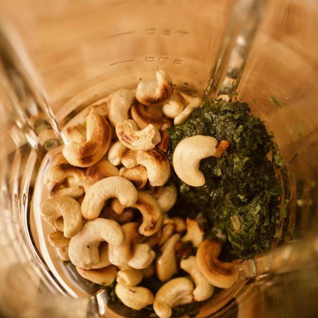 Cashewkerne bei der Zubereitung